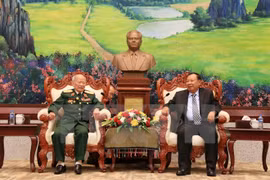 越南全国联络委员会主任、前援老越南志愿军和专家司令政委黄得乡少将与老挝总书记、国家主席本扬·沃拉吉