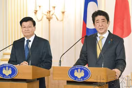 日本首相（右）与老挝总理（左）（图片来源：china.kyodonews.net）