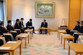 范平明与日本众议院议长大岛里森举行会晤。