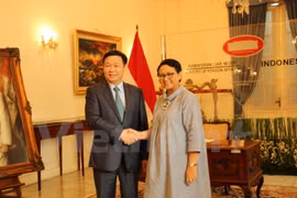 廷惠（左）与印尼外交部长蕾特诺‧马尔苏迪。
