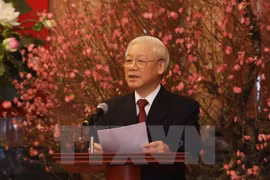 阮富仲总书记向党、国家领导和全国同胞和战士拜年