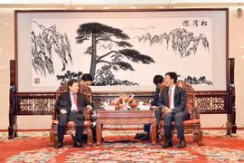 越南最高人民检察院检察长黎明志（左边）与中国最高人民检察院检察长曹建明