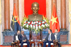 越南国家主席陈大光（右）与安哥拉外交部长希科蒂（左）