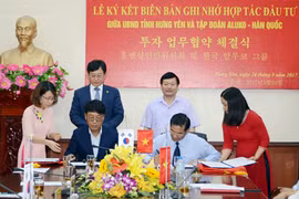 兴安省人民文员会代表（右）与韩国Aluko集团签署合作备忘录。（图片来源：http://hungyen.gov.vn）