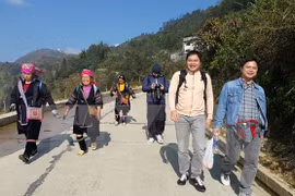 赴老街省旅游的游客
