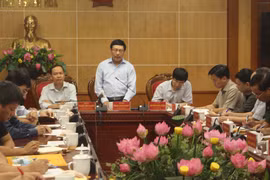 政府副总理范平明与清化省领导就灾后恢复重建工作召开会议。（图片来源：越通社）
