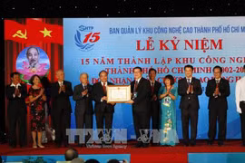 阮春福向胡志明市高科技园区管委会授予一级劳动勋章。（图片来源：越通社）