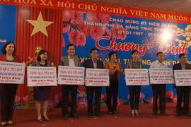 “相爱之春—向贫困者赠送春节礼物”活动在岘港市举行。（图片来源：岘港报网）
