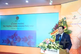 越南政府副总理王廷惠在10日举行的越南衍生证券市场开场仪式上发表讲话。
