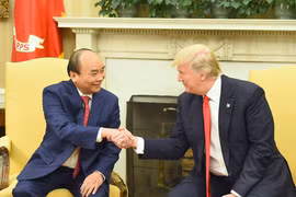 越南政府总理阮春福与美国总统特朗普亲切握手。