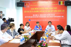 宁顺省人委会主席刘春永（右）会见让娜·罗卡大使。（图片来源：baoninhthuan.com.vn) 