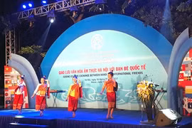 老挝艺术团在“河内与国际友人饮食文化交流”活动正式开幕式上的文艺演出节目。（图片来源：人民军队报）