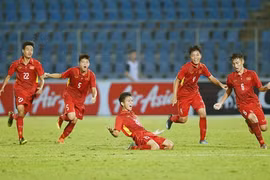 越南U15队球员庆祝胜利（图：体育报）