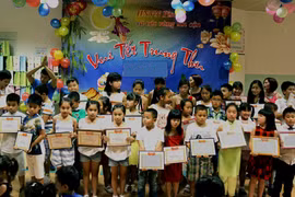 向2016-2017学年学习成绩优异的学生颁发奖状。（越通社-VNA）