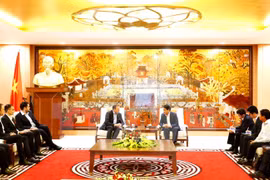 河内市人民委员会主席阮德钟会见越南欧洲商会主席吕波特。（图片来源：越通社）