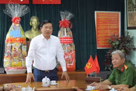 胡志明市委书记丁罗升走访慰问公安局社会秩序犯罪调查警察队
