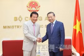 公安部长苏林会见外国客人
