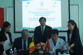 越南范玉石医科大学同比利时列日​大学家庭医学系​签署合作文件（图片来源：因特网）