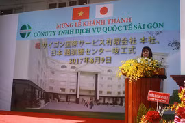 西贡国际服务有限公司董事长在落成典礼上发表讲话。
