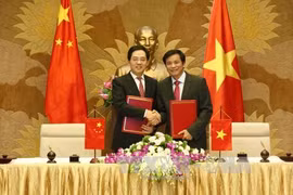 中国政府向越南国会赠送礼品