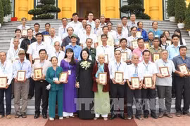 邓氏玉盛与各位代表合影。