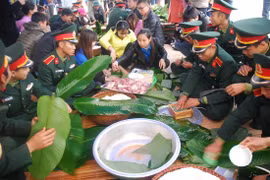  数百人参加包粽子送温暖志愿活动
