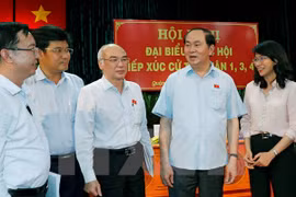 越南国家主席陈大光接触胡志明市选民。