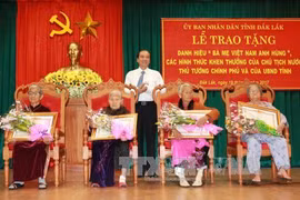 得乐省人民委员会常务副主席阮海宁向各位母亲授予“越南英雄母亲”称号。