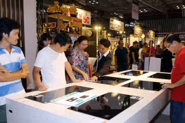 ​游客参观展会（图片来源：越通社）