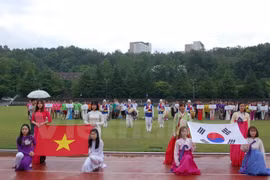 比赛开始之前球员们向国旗敬礼。