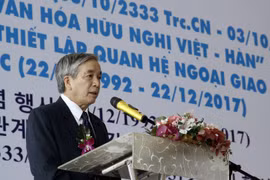 胡志明市越韩友好协会主席武文和在仪式上发表讲话。