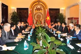 越南政府副总理兼外长范平明与中国外长王毅会谈。（图片来源：越通社）