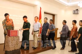 在印尼越南人捐款支持国内受灾群众