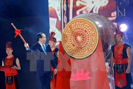 越南国家主席陈大光主席并击鼓启动旅游节