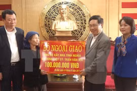 范平明副总理春节前走访慰问南定省优抚家庭和贫困户（图片来源：越通社）