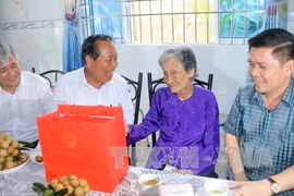 政府副总理张和平造访朔庄省优抚家庭。（图片来源：越通社）