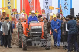 越南国家主席陈大光出席2017堆山籍田节​并亲自耕田。（图片来源：越通社）