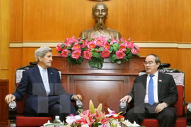 胡志明市委书记阮善仁会见美国前国务卿约翰·克里。（图片来源：越通社）