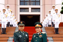 越共中央军委副书记吴春历（右）和中共中央军委副主席范长龙（图片来源：越通社）