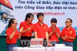 学生们对“越南海洋和海岛”知识竞赛非常感兴趣。