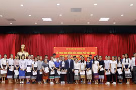 越老建交55周年：越南政府向越裔老挝人子女授予40份奖学金