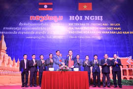 胡志明市旅游局与老挝万象市新闻文化旅游局签署合作备忘录。（图片来源：www.hcmcpv.org.vn）