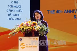 邓氏玉盛在纪念典礼上发表讲话。