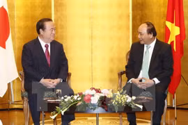 越南政府总理阮春福（右）​与日本茨城县知事桥本昌​（左）。