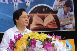教育培训部部长冯春讶在启动仪式上发言（图片来源：越通社）