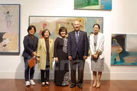 越南驻韩国大使阮武秀（左二）同与会代表合影。（图片来源：越通社）