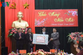 国会副主席丛氏放向山罗省琼崖县人民赠送春节慰问品（图片来源：越南之声）