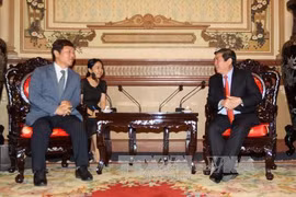胡志明市人民委员会主席阮诚峰（右）会见韩国前议员、韩国亚洲友好基金会主席崔宰诚。（图片来源：越通社）