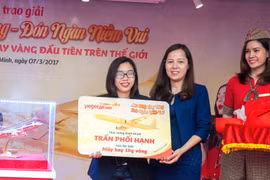 越捷航空公司向陈配杏颁发设有飞机模型的一公斤纯金大奖。