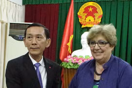 越南芹苴市人民委员会主席武成统与法国世界一流企业俱乐部副主席马丁·富梅。